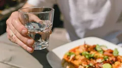 Kan man dricka vatten till maten? Dietisten berättar vad det påverkar